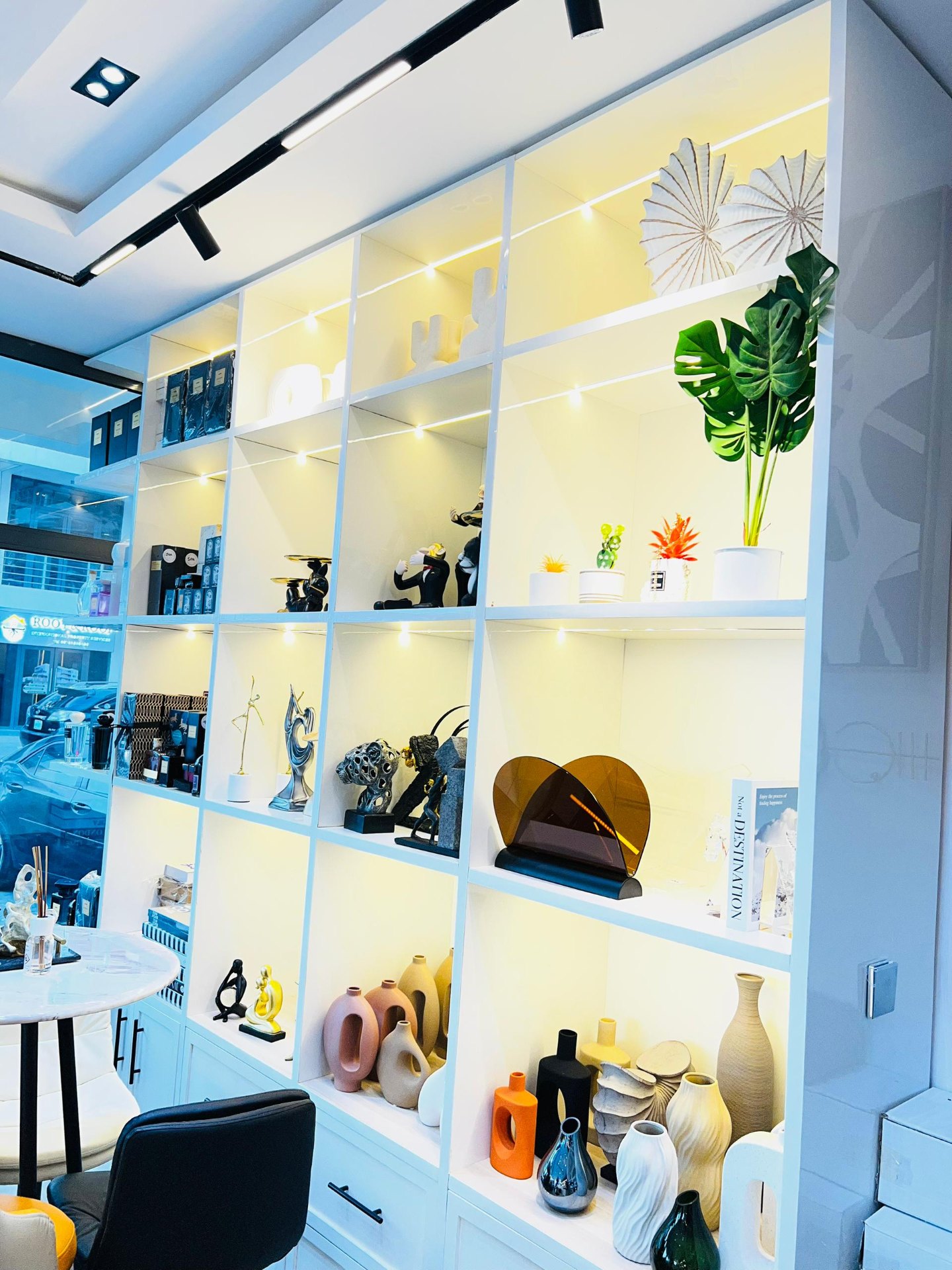 Gemolyves display shelves featuring vases and sculptural decor